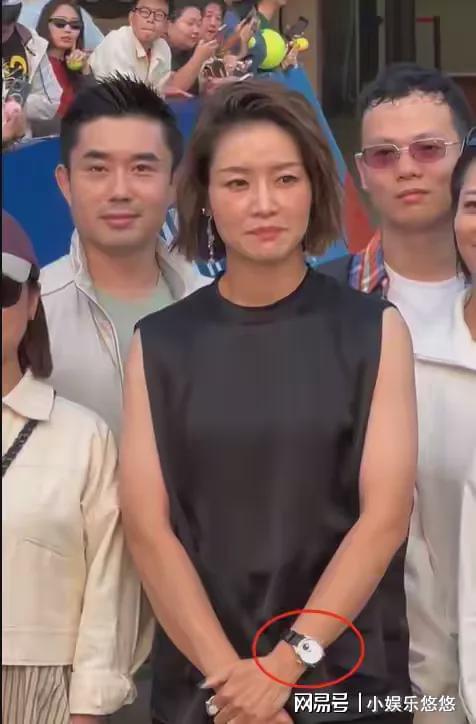 偶遇微卷短发气质迷人退役后越来越美球王会体育惊艳！李娜上海大师赛被(图5)